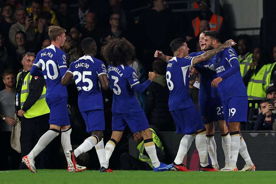 Los jugadores del Chelsea celebran el tanto de Broja