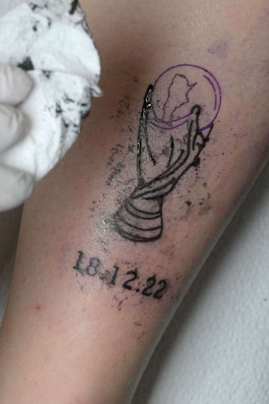 Alma Ocampo tatuou a taça e a data da final Alma Ocampo tatuou a taça e a data da final