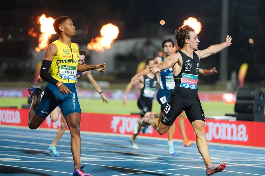 Ángel González cruza primero la meta en la final de 400 metros