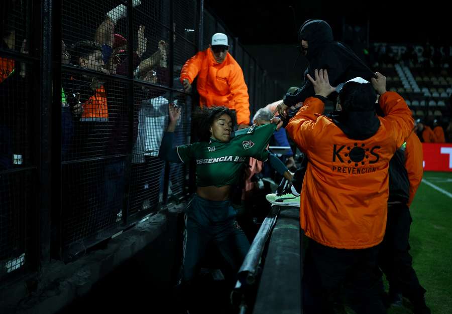 A torcida do Fluminense foi atacada após o fim do jogo na Argentina