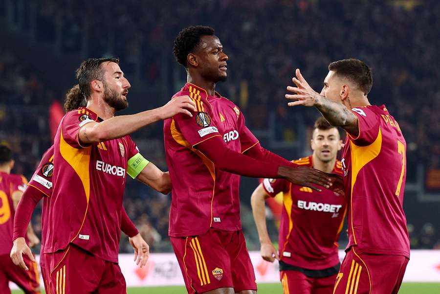 La celebración de la Roma tras el 1-1 de Ndicka