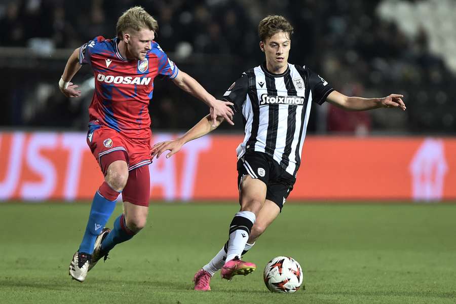 Pavel Šulc a Giannis Konstantelias v zápase PAOK – Plzeň.