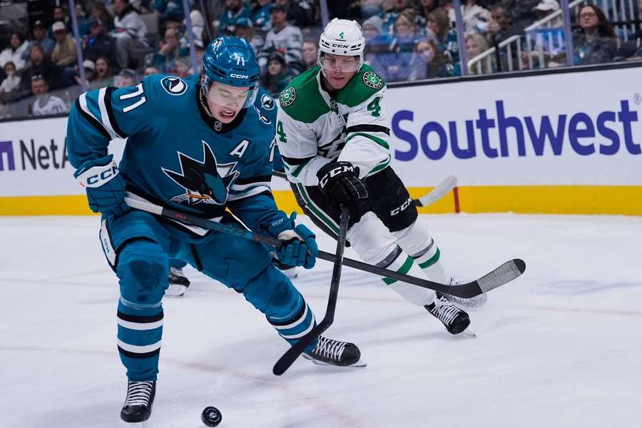 Celebrini prihrával na tri góly.