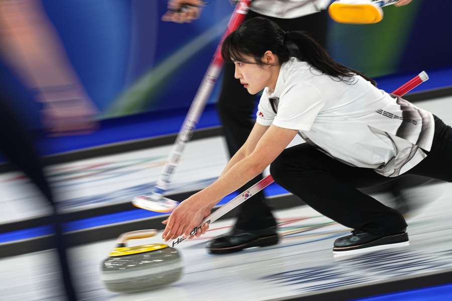 Qualified Sweden well beaten by South Korea who improve semi-final hopes