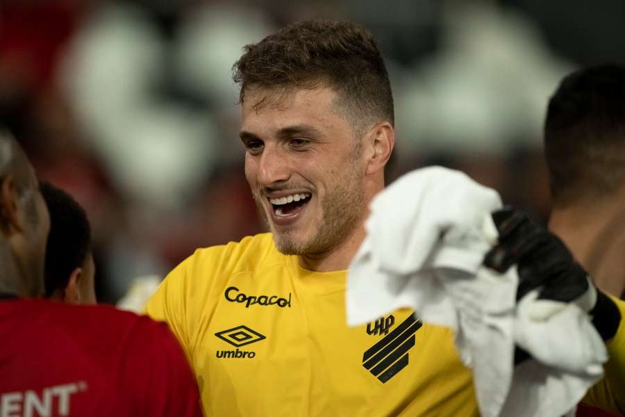 Bento defendeu dois penáltis do Botafogo e foi herói Bento defendeu dois penáltis do Botafogo e foi herói