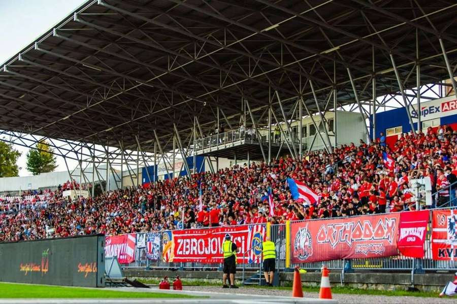 Fanoušci Zbrojovky na nevyhovujícím stadionu Srbská. Fanoušci Zbrojovky na nevyhovujícím stadionu Srbská.