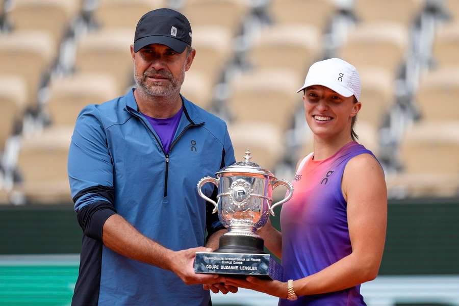 Były trener Igi Świątek Tomasz Wiktorowski i sama Iga, świętujący zwycięstwo w Roland Garros