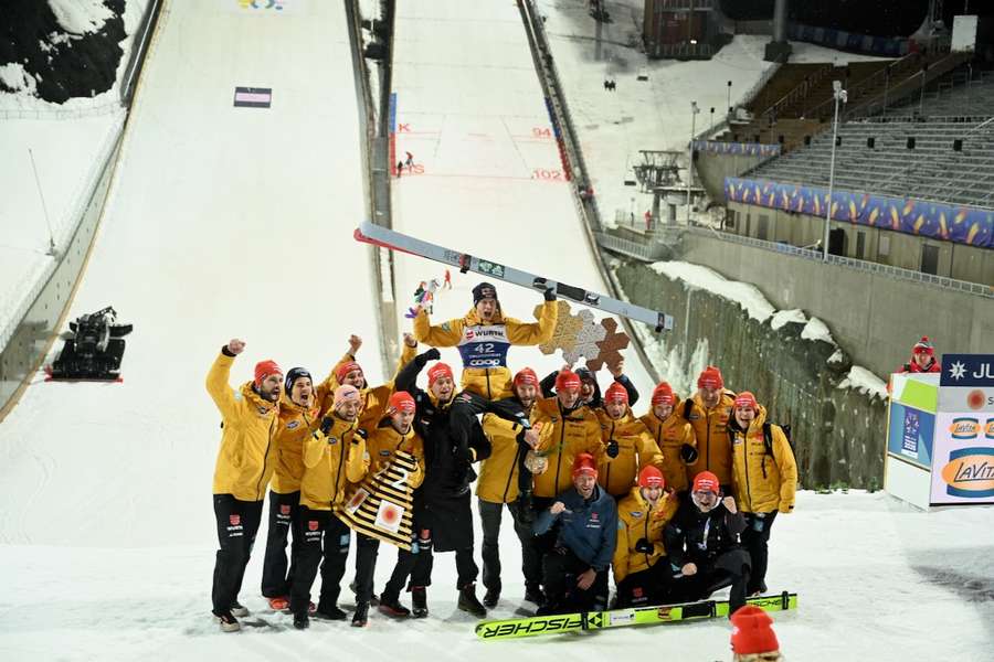 Andreas Wellinger (M.) und sein Team feiern die Silbermedaille in Trondheim.