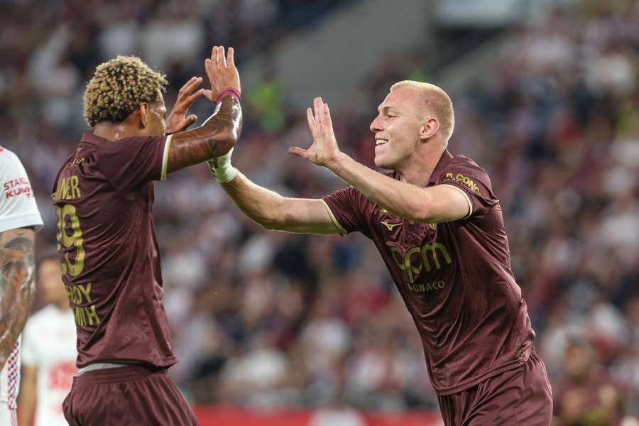 Mika Biereth e Paris Brunner celebram golo do Mónaco