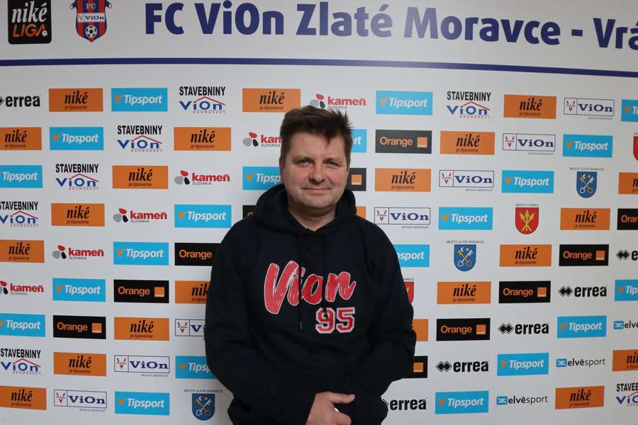 Dušan Uhrin mladší je čtvrtým trenérem ViOnu v letošní sezoně.