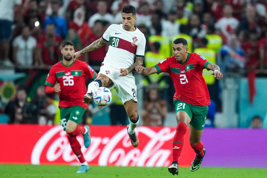 Walid Cheddira (Maroc) dispute le ballon avec João Cancelo (Portugal) lors du quart de finale de la Coupe du monde 2022 entre le Maroc et le Portugal, au stade Al Thumama à Doha, le 10 décembre 2022.