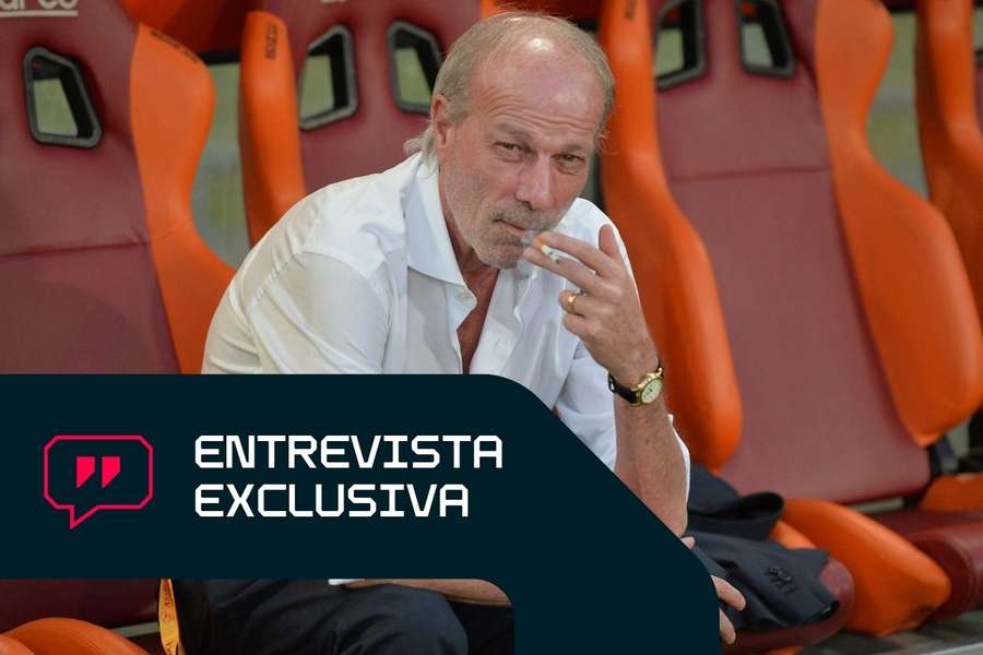 Walter Sabatini, sentado en el banquillo de la Roma