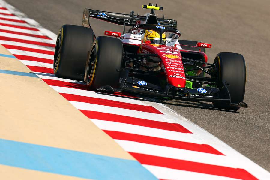 Lewis Hamilton in pista con la Ferrari