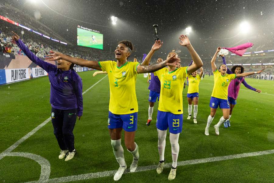 As jogadoras do Brasil comemoram após o jogo