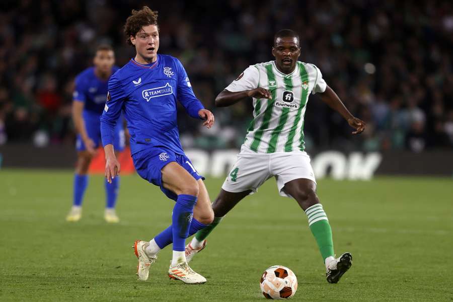 William Carvalho (R) van Betis in duel met Sam Lammers (L) tijdens een Europa League-duel afgelopen december