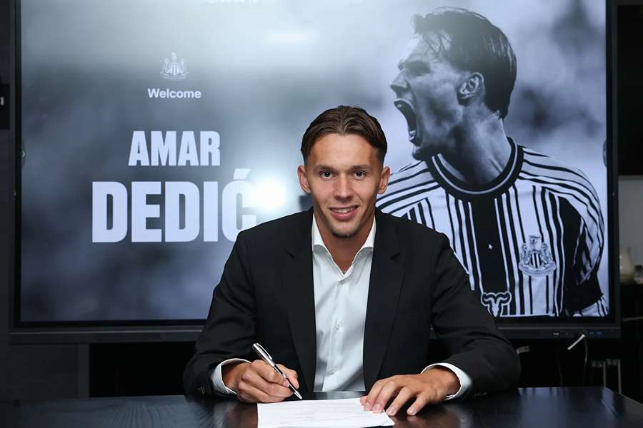 Amar Dedič podpisał z Newcastle kontrakt na pięć lat. Amar Dedič podpisał z Newcastle kontrakt na pięć lat.