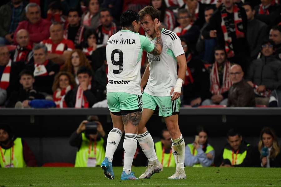 Pablo Ibáñez, felicitado por Chimy Ávila tras marcar el gol que les llevaba a la final