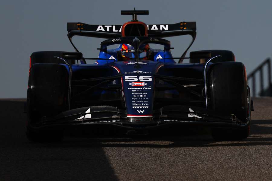 Carlos Sainz com sua Williams durante testes em Abu Dhabi, nos Emirados Árabes Unidos