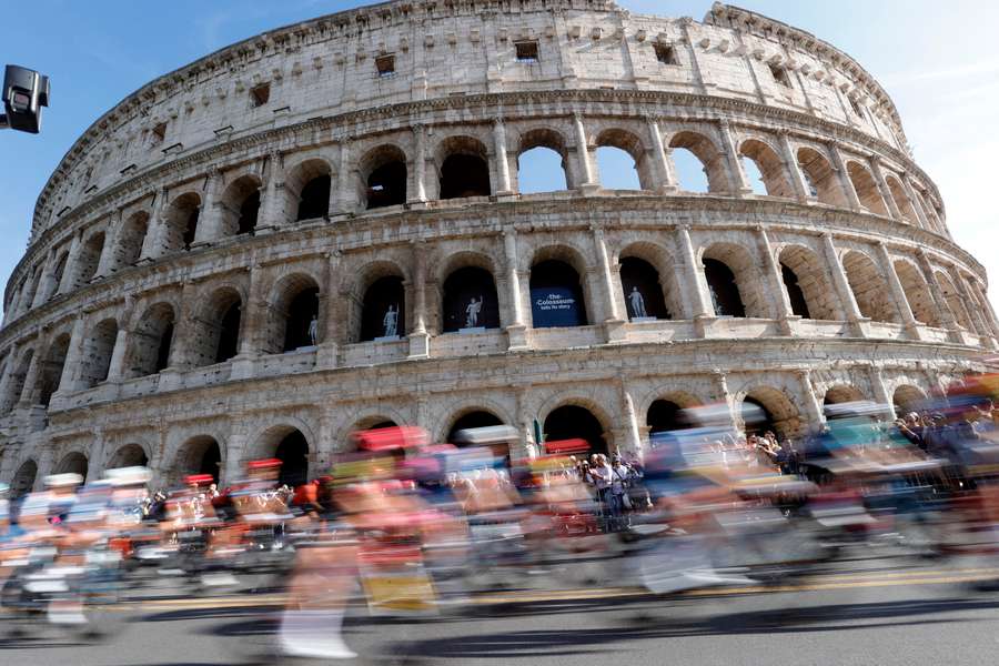Udsigt over feltet, der passerer Colosseum på 21. etape