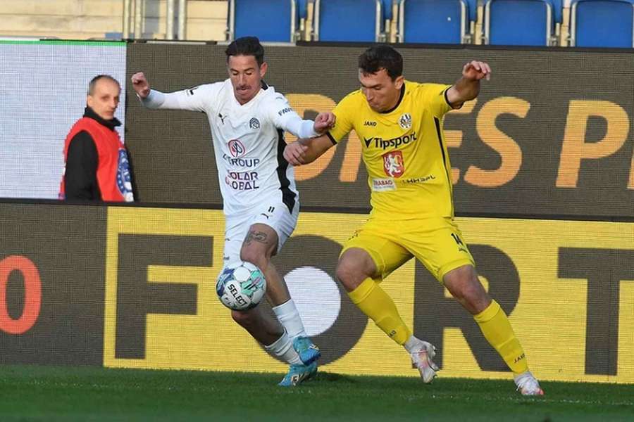 Fotbalisté Slovácka se ukážou v Hradci poprvé po konci trenéra Jana Kameníka. Fotbalisté Slovácka se ukážou v Hradci poprvé po konci trenéra Jana Kameníka.