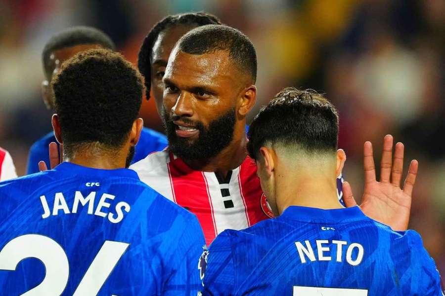 Igor Thiago em meio a jogadores do Chelsea no 1º turno