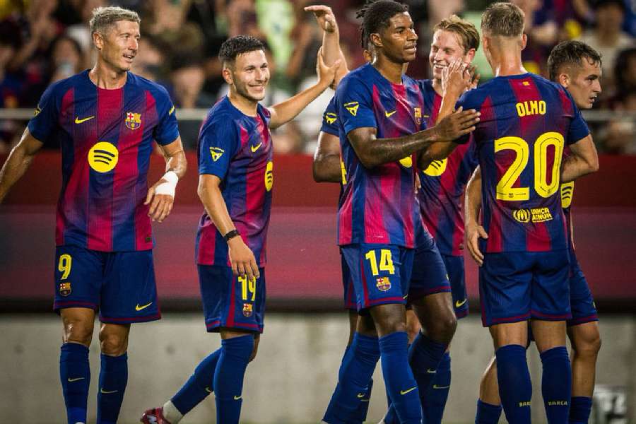 Los jugadores del Barcelona celebran el gol de Bardghji ante el Vissel Kobe Los jugadores del Barcelona celebran el gol de Bardghji ante el Vissel Kobe