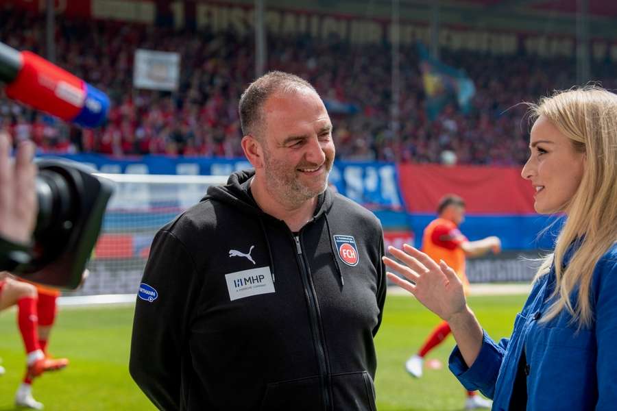 Heidenheim-Trainer Frank Schmidt hat derzeit gut lachen und sprüht vor Optimismus.