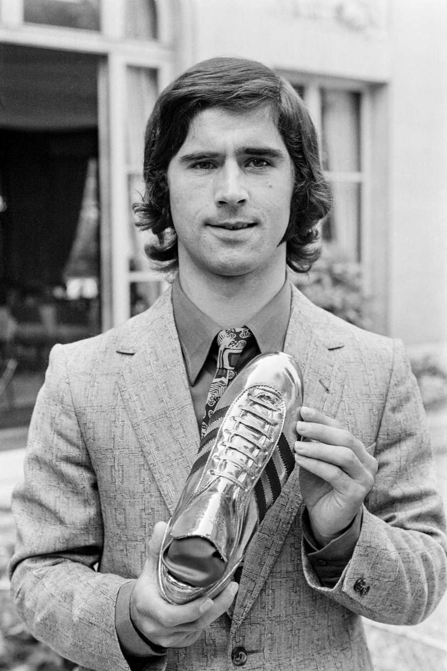 Gerd Muller y el trofeo de la Bota de Oro que recibió en 1972