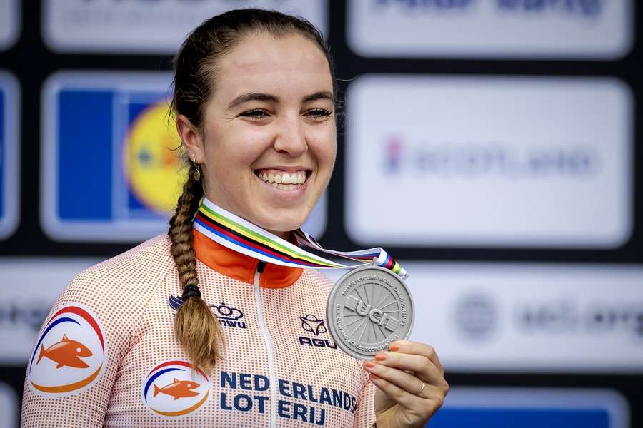 Shirin van Anrooij was tijdens de medaille ceremonie blij met haar zilveren medaille