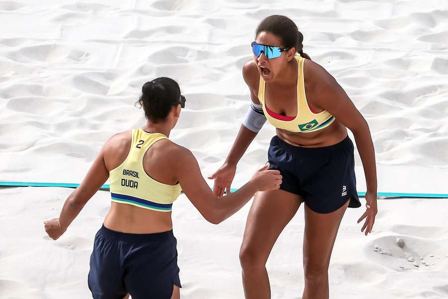 Ana Patrícia e Duda passaram fácil pelas quartas de final