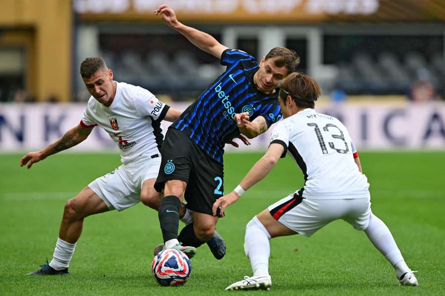 Inter sa proti Urawe trápil v koncovke, ale nakoniec zvíťazil. Inter sa proti Urawe trápil v koncovke, ale nakoniec zvíťazil.