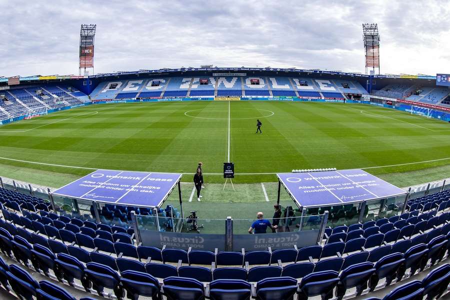 Een medewerker van PEC Zwolle is zondag tijdens de wedstrijd tussen PEC en Feyenoord ernstig mishandeld