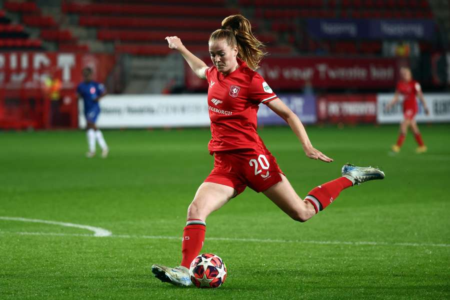 Nikee van Dijk in actie voor FC Twente