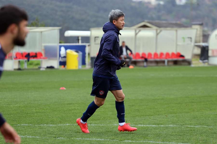 Kazu Miura est lié contractuellement à Oliveirense jusqu'en juin.