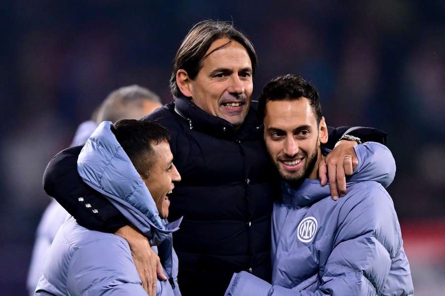 Inzaghi avec Sanchez et Calhanoglu.