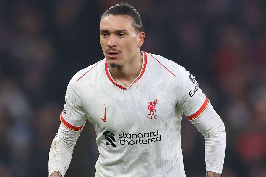 Arne Slot, técnico do Liverpool, pede a Darwin Núñez que melhore sua "atitude"