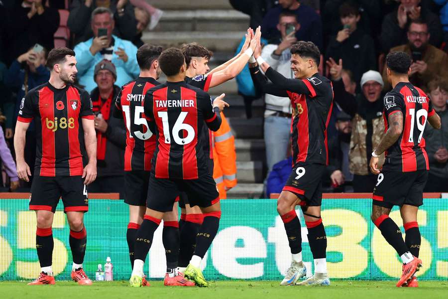 Evanilson přijímá gratulace ke gólu,  kterým v zápase se City zvyšoval na 2:0.