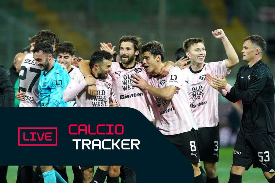 Il Palermo festeggia la vittoria allo Zini