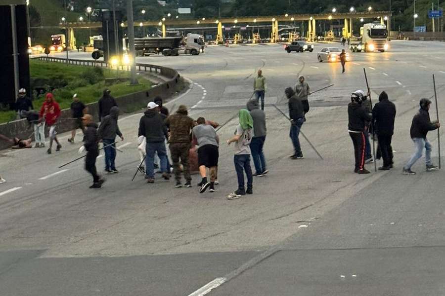 Torcedores entram em confronto na pista da rodovia Fernão Dias