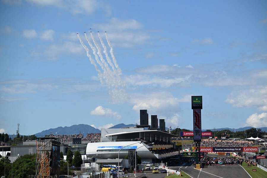 Des avions survolant le circuit de Suzuka.