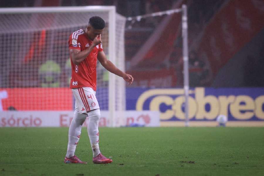Victor Gabriel ficou apenas 13 minutos em campo