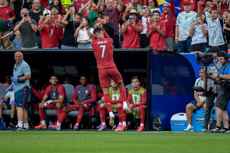 Cristiano Ronaldo a marcar um dos seus golos frente ao Uzbequistão