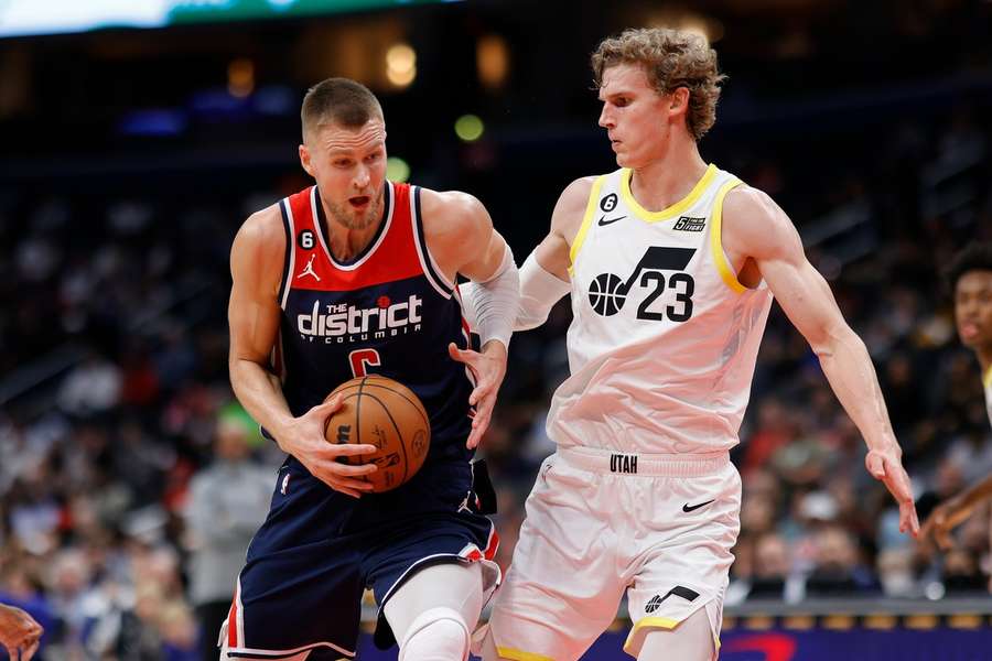 Kristaps Porzingis in duel met Lauri Markkanen. De Let zou uiteindelijk scorend de Fin ruim overtreffen