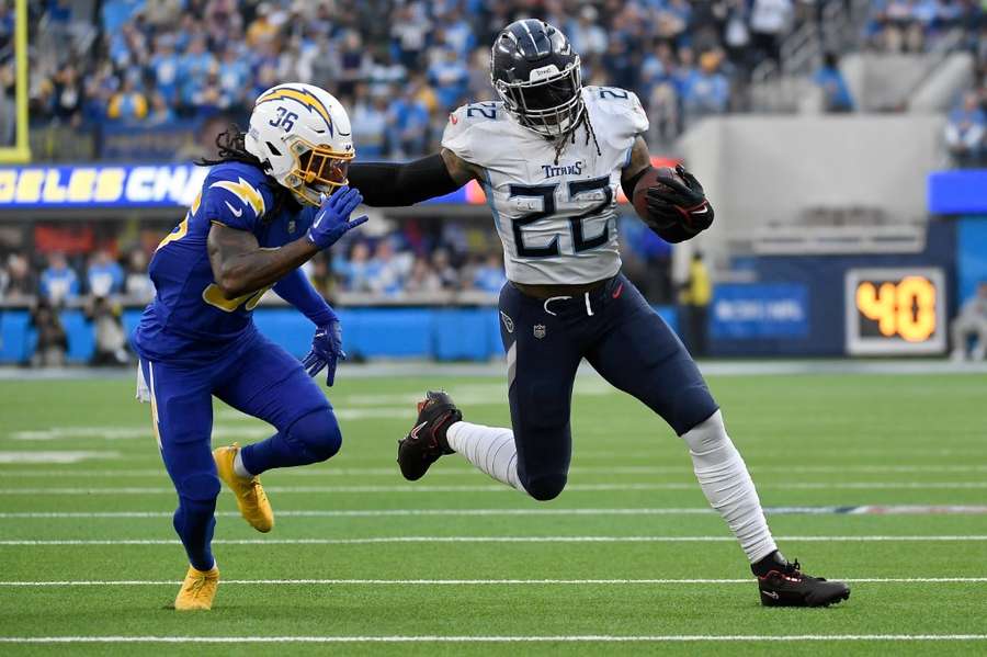 Ja'Sir Taylor (36) van de Chargers kan Derrick Henry niet afstoppen