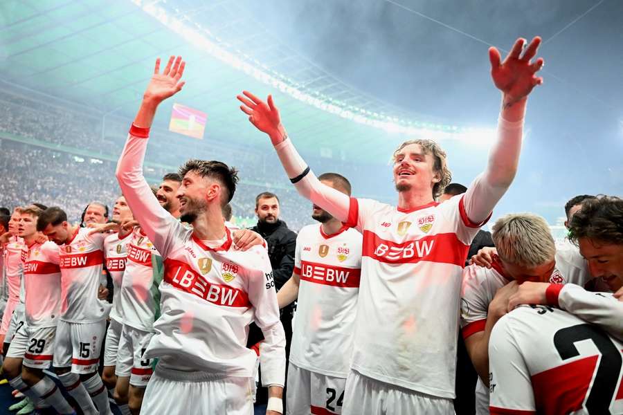 Atakan Karazor (l.) will NIck Woltemade (r.) weiter beim VfB Stuttgart halten.