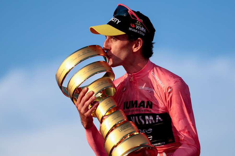 O britânico Adam Yates conquistou a classificação geral na edição de 2025 do Giro