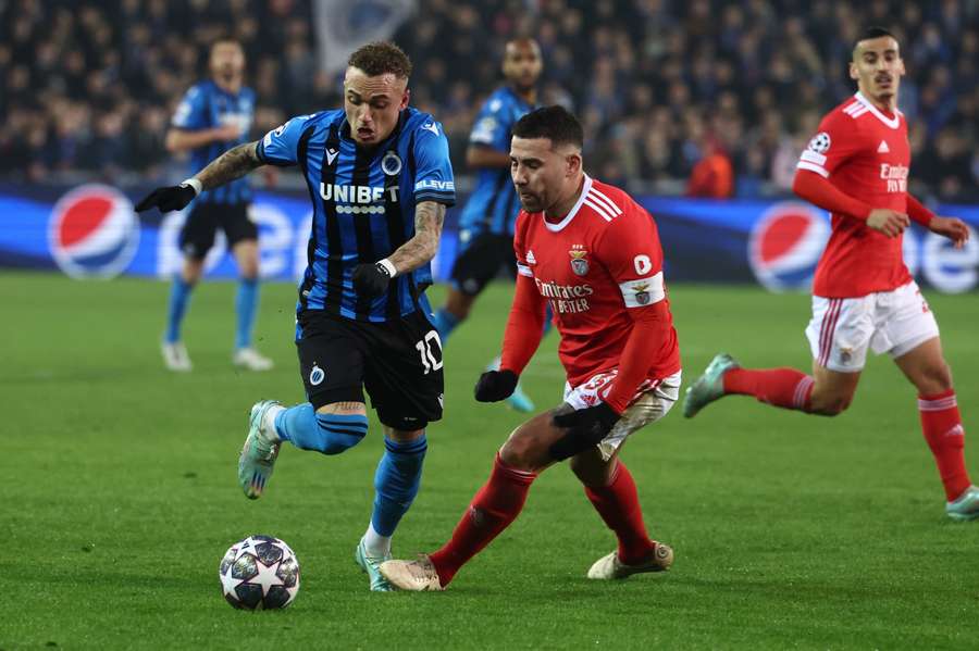 Noa Lang van Club Brugge in duel met Nicolas Otamendi van Benfica