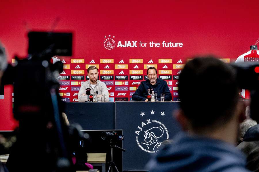 Jordan Henderson en John van 't Schip tijdens de eerste persconferentie van Henderson