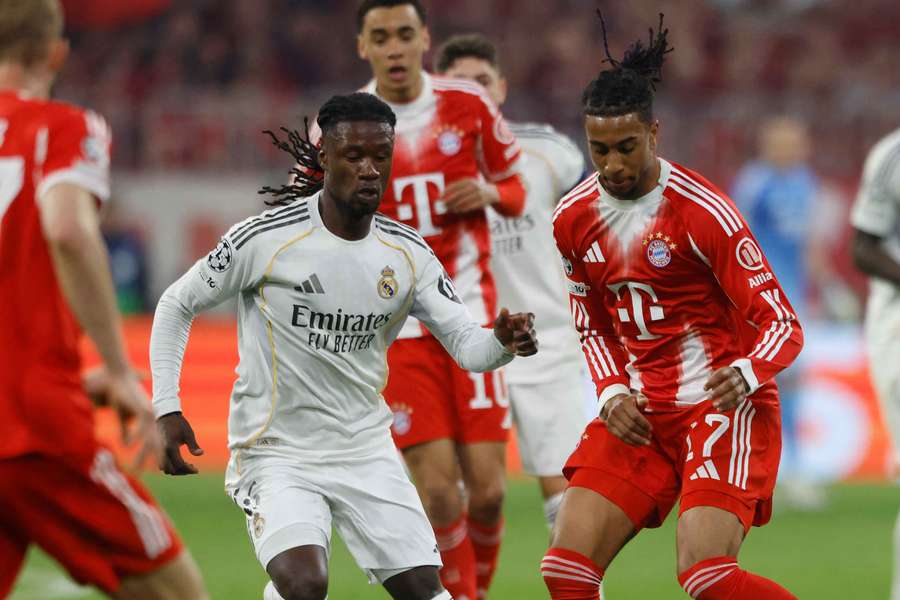 Camavinga in einem Zweikampf mit Olise