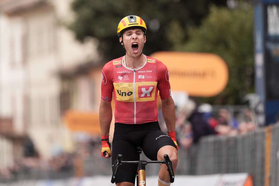 Fredrik Dversnes celebra